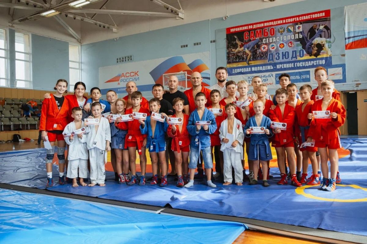 В спорткомплексе СевГУ прошел мастер-класс севастопольских мастеров спорта по самбо