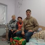 «Единая Россия» передала пожилым женщинам, приехавшим из Мариуполя, продукты и гигиенические средства