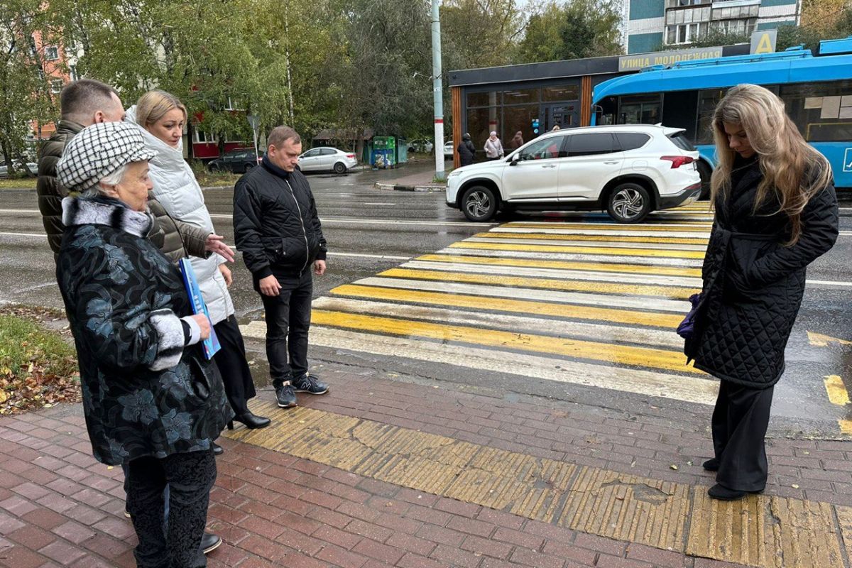 В Химках партийцы проверили доступность пешеходных переходов для  маломобильных граждан