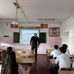 Имран Аваев встретился с учащимися махачкалинского лицея №52 в рамках цикла уроков «Разговоры о важном»