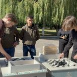 «Единая Россия» передала из Ставропольского края в школы ЛНР оборудование для шахматных клубов