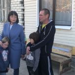 «Единая Россия» оказала адресную поддержку многодетной семье
