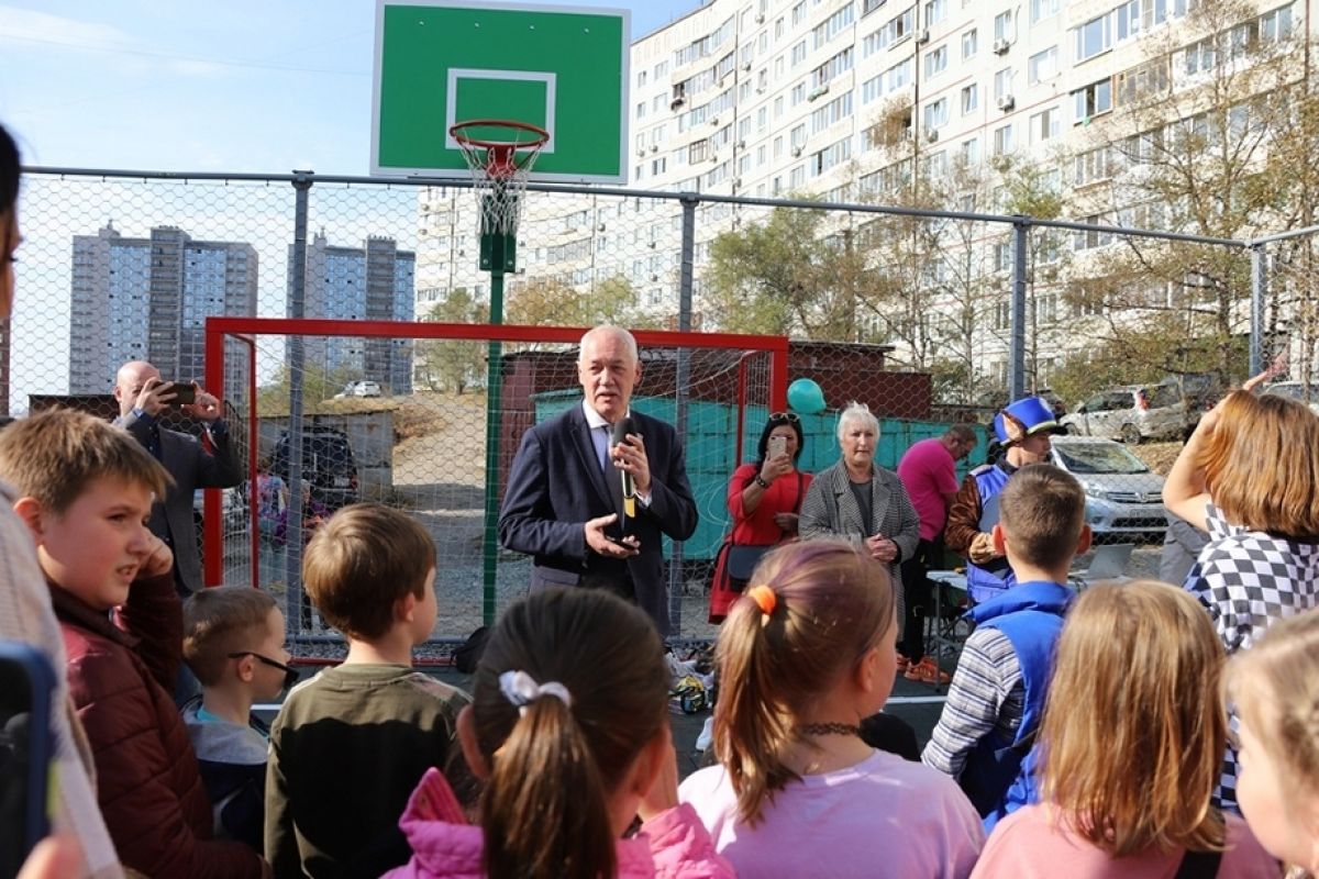 Еще одна новая детская площадка появилась в Ленинском районе Владивостока