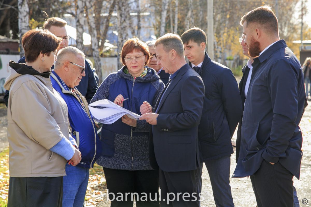 Вячеслав Франк вместе с барнаульцами обсудил благоустройство городского  пространства