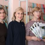Антонина Кокошникова передала книги в школы Ангарского округа в Международный день школьных библиотек