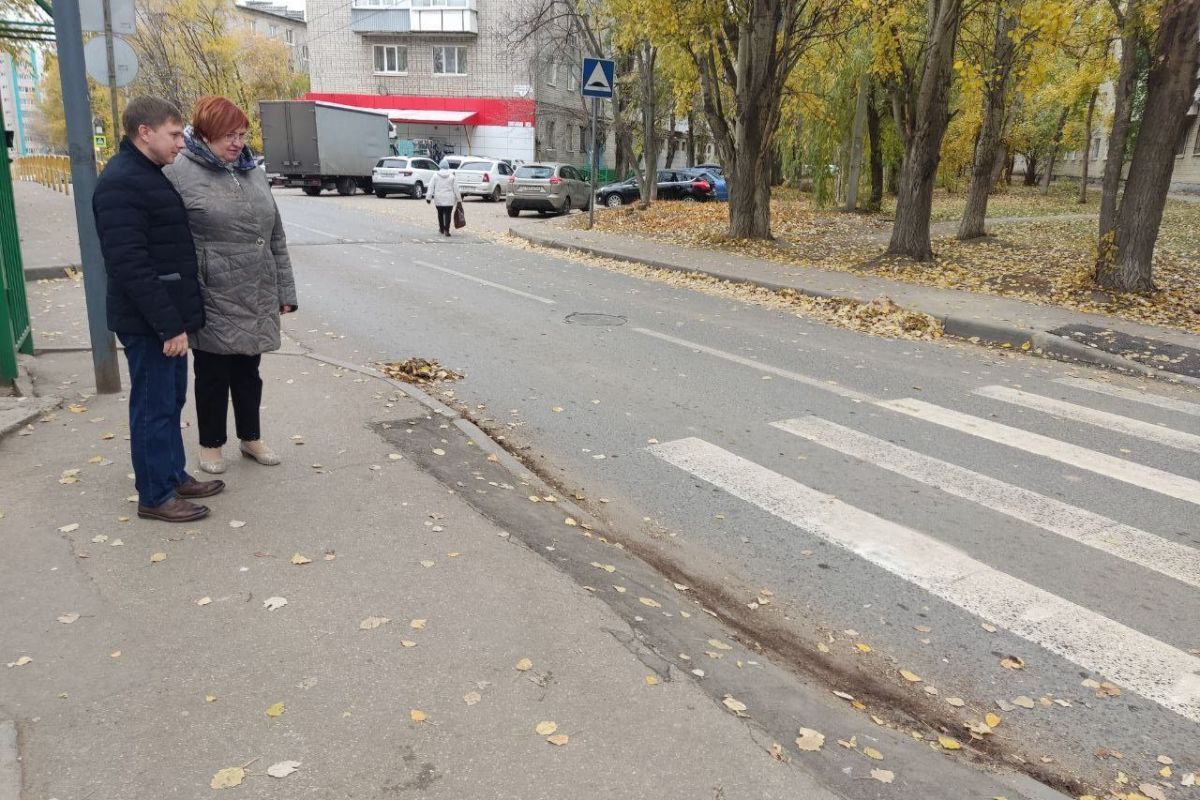 Депутат помог привести в нормативное состояние бордюрный камень на пешеходных переходах у социальных объектов Ленинского района