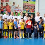 Галина Ткачева наградила юных спортсменов из Красного Кута