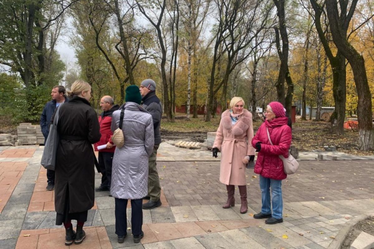 Установку скамеек и фонарных столбов завершают в парке Ветеранов в Вологде  | 18.10.2023 | Вологда - БезФормата