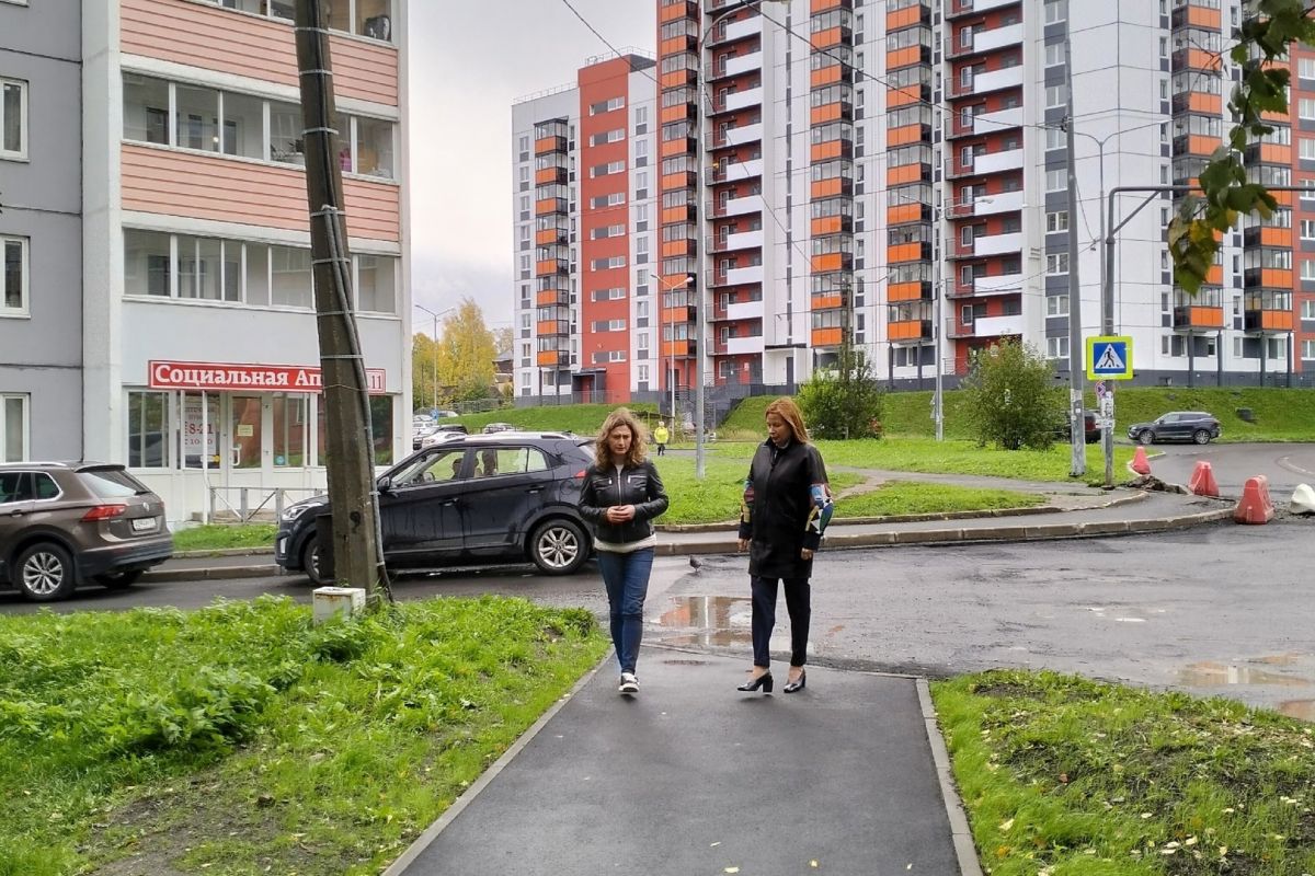 Вице-спикер Петросовета Оксана Политова проверила качество ремонта тротуара  на Перевалке | 04.10.2023 | Новости Петрозаводска - БезФормата