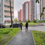 Вице-спикер Петросовета Оксана Политова проверила качество ремонта тротуара на Перевалке