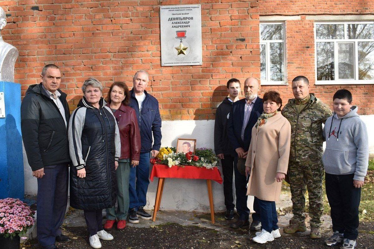 В Каракулинском и Граховском районах появились мемориальные доски Героям Советского Союза