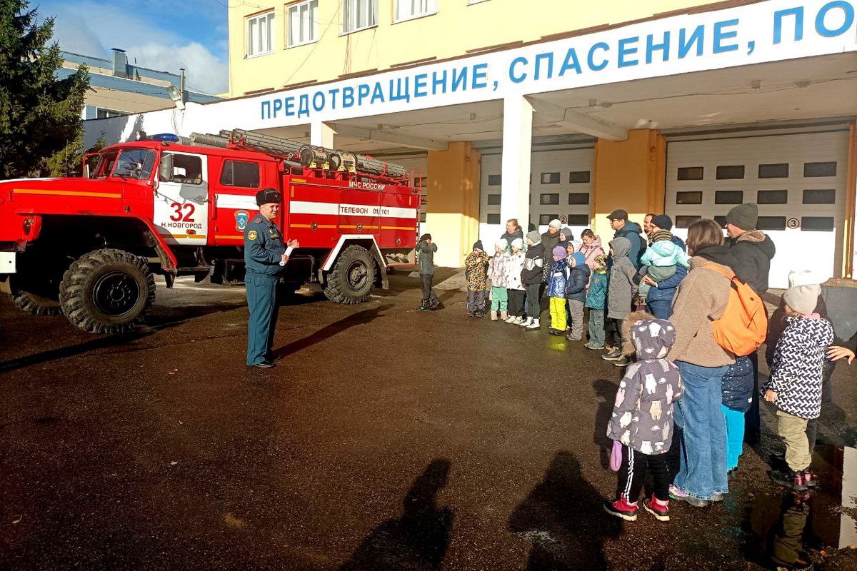 15 многодетных семей Приокского района посетили с экскурсией пожарно-спасательную часть