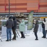 «Единая Россия»: Более 32 тысяч человек посетили выставку «Сила V правде – гордость и победа» в Новом Уренгое