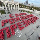 Тысячи активистов МГЕР и «Волонтерской Роты» провели в Москве и Санкт-Петербурге флешмобы в честь Дня рождения Владимира Путина