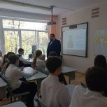 Василий Борзенков: Благодаря направлению «Экономика развития» народной программы «Единой России» ребята из школы №38 получили уникальную возможность углубить свои знания в области управления финансами