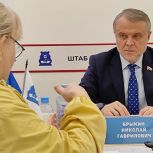 Николай Брыкин находит решения вопросов тюменцев на личном приеме