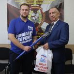 "Старшее поколение": партийцы поздравили ветерана войск правопорядка Александра Антипова