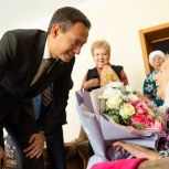 В нефтеграде продолжают поздравлять представителей старшего поколения