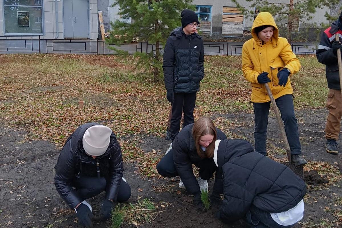 Кузбасские молодогвардейцы высадили деревья у памятника землякам-героям