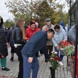 В Долгоруковском районе Липецкой области по инициативе единороссов открыли мемориальную доску бойцу СВО