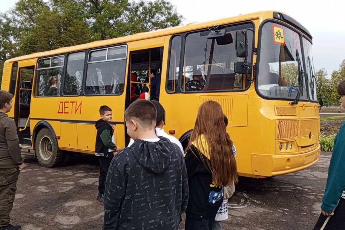 Три новых школьных автобуса передали в две школы прифронтового района Херсонской области по народной программе «Единой России»