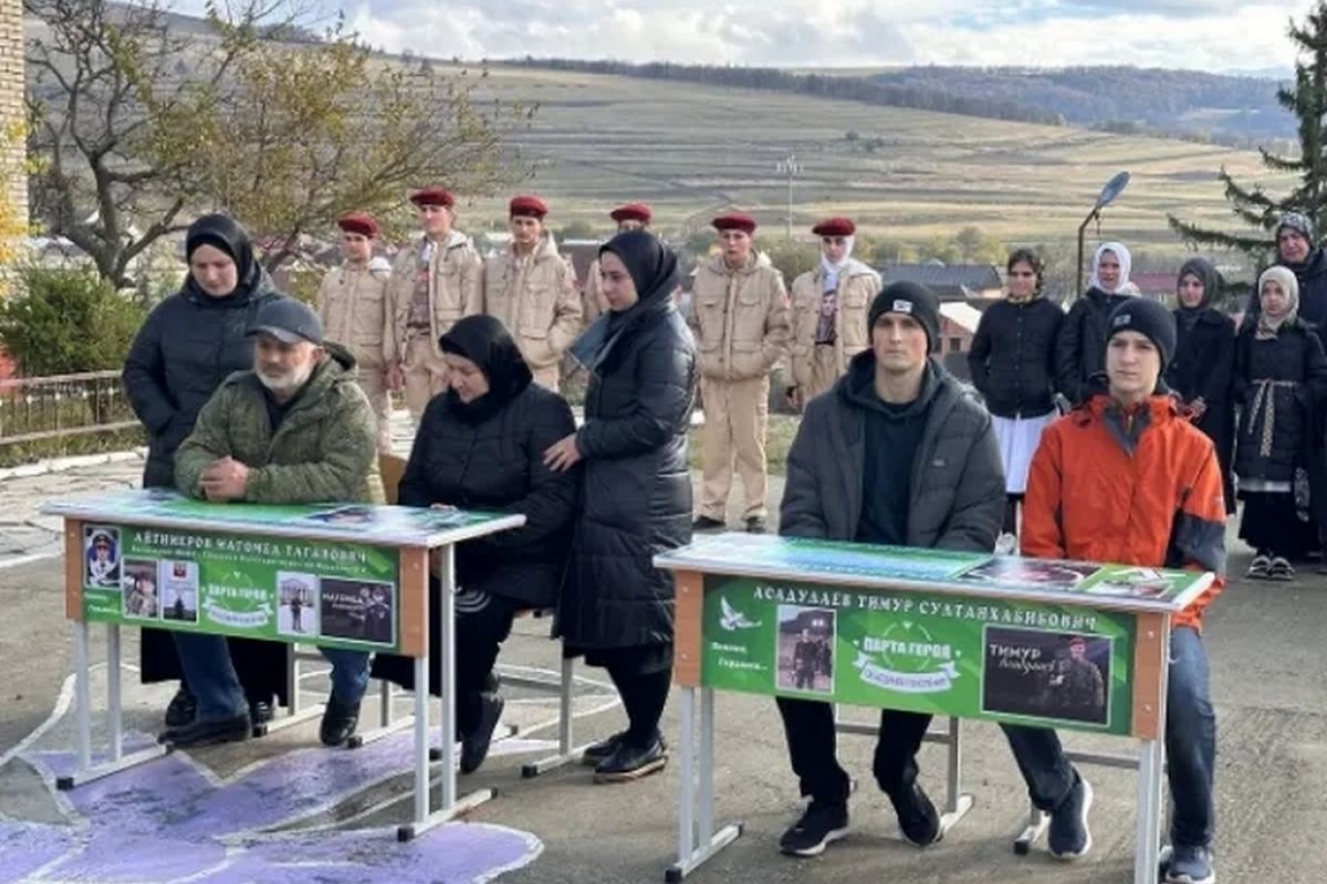 В Казбековском районе открыли две Парты Героя