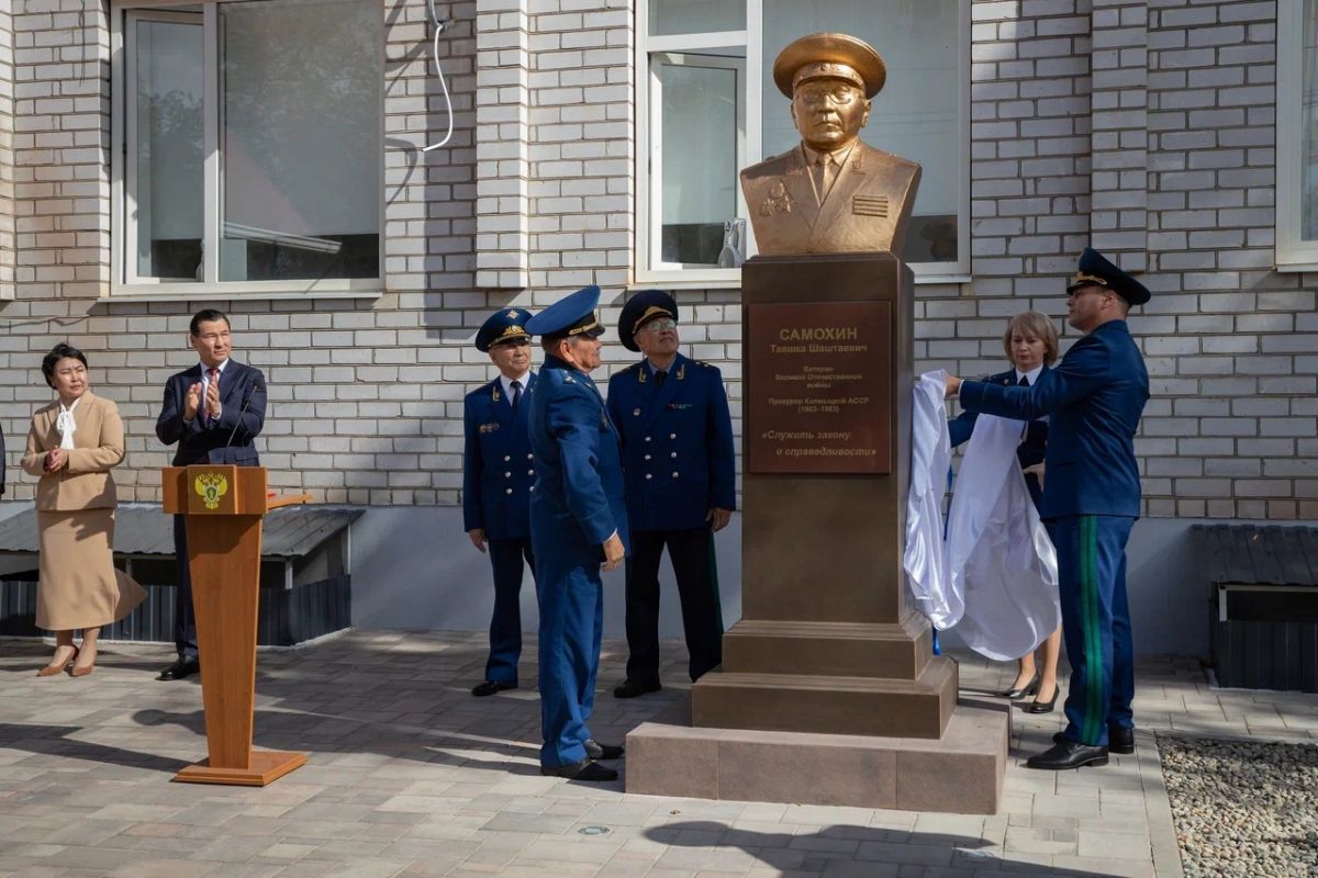 В Калмыкии открыли памятник выдающемуся государственному деятелю Тавшке Самохину