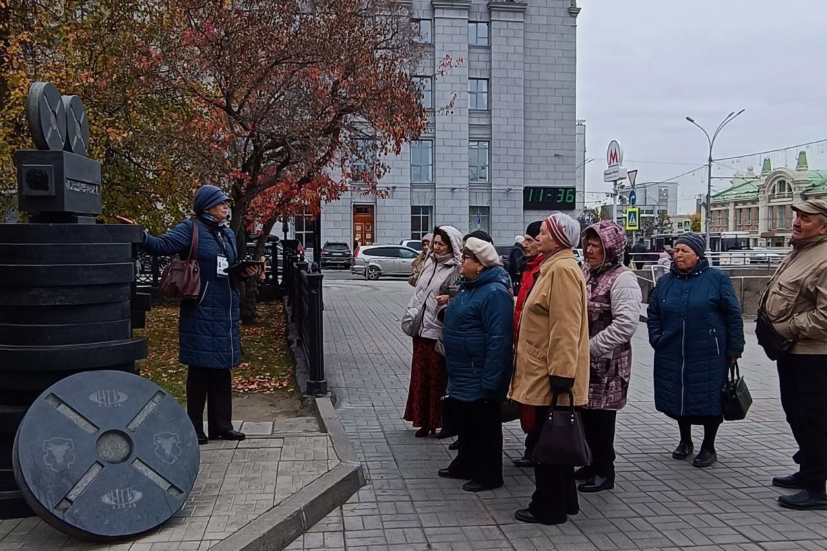 Активисты «Единой России» организовали для ветеранов экскурсии по Новосибирску, в музеи и планетарий