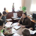 К Международному дню школьных библиотек активисты «Единой России» в Херсонской области поздравили библиотекарей и провели литературные вечера