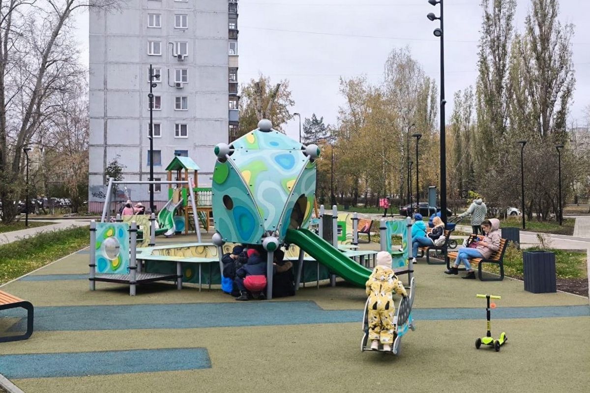 Два детских городка, площадка для выгула собак, сухой фонтан и велодорожка появились в сквере на бульваре Победы в Нижнем Новгороде