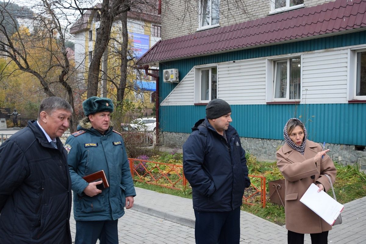 В Горно-Алтайске проверили безопасность детских площадок