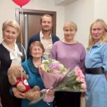 Елена Дербилова поздравила блокадницу Ленинграда с юбилеем