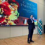 Депутат «Единой России» Виктор Чигвинцев поздравил школу №111 Первомайского района с юбилеем