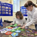 Юные воспитанники творческих объединений Дворца детского и юношеского творчества подготовили подарки для военных