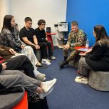 Активисты МГЕР организовали в Ноябрьске встречу участника СВО с молодежью города