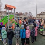 В поселке Приволжский торжественно открыли обновленный двор