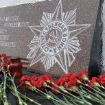 В Геническе Херсонской области «Единая Россия» организовала субботник у стелы в честь военных водителей