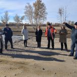 Активисты «Единой России» проверили ход ремонта региональной трассы в Карасуке