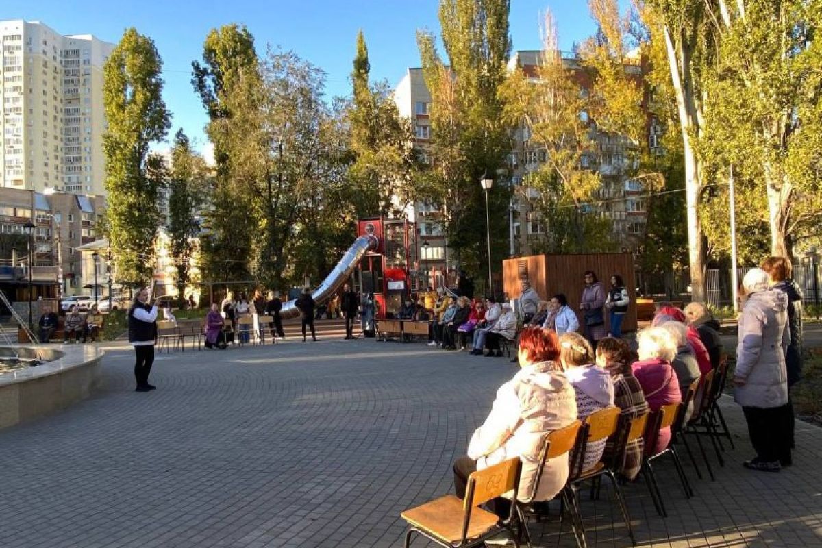 Для «серебряных» волонтеров организовали концерт под открытым небом