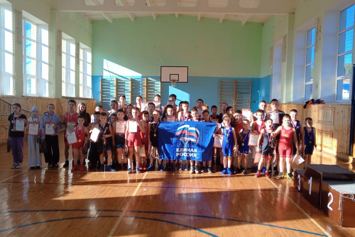 «Единая Россия» поддержала юных борцов на районной спартакиаде