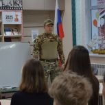 Ветеран специальной военной операции, депутат «Единой России» Сергей Езынгов принял участие во встрече с десятиклассниками школы №4