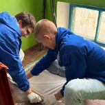 Активисты «Молодой Гвардии Единой России» помогают в устранении последствий взрыва газа в Красном Луче (ЛНР)