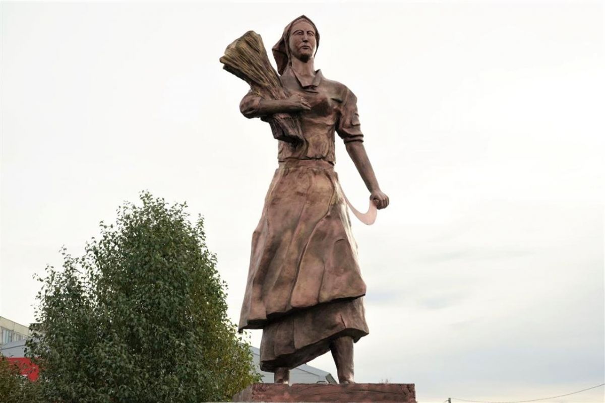 В Безенчуке открыли первый в регионе памятник труженикам АПК