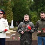 Молодогвардейцы и единороссы запада столицы провели мемориальную акцию
