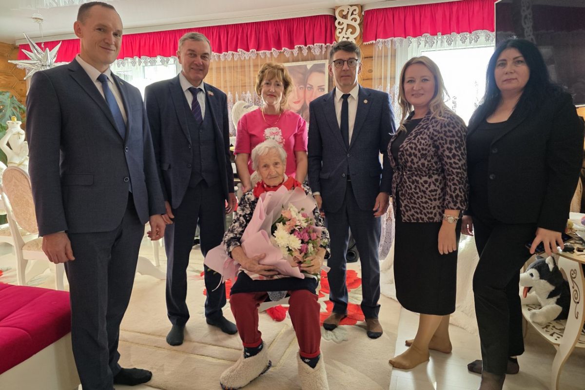 Ренат Валиуллин провел прием граждан и навестил долгожительницу