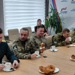 «Единая Россия» угостила защитников страны домашней выпечкой