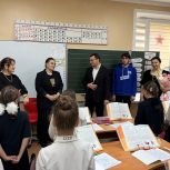 Молодогвардейцы Дагестана поздравили учителей с профессиональным праздником