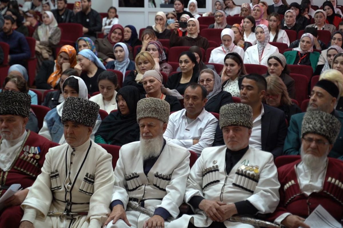 Форумы, шахматные турниры, квизы: «Единая Россия» организовала акции ко Дню народного единства по всей стране