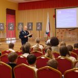 В преддверии Дня Отца в школе №1 им. В.П. Екимецкой представили выставку «Наследники победителей»