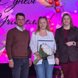 Партийцы поздравили педагогов ДДЮТ с профессиональным праздником